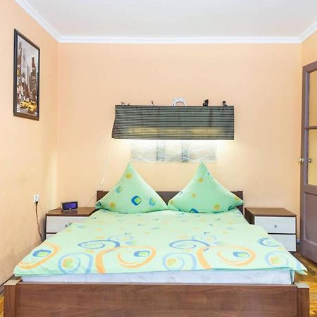 Apartment On Sobornyi Avenue 143 Near Intourist Hotel Zaporizhia Eksteriør bilde